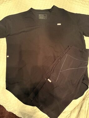 Figs Black Medical Scrub Set - Top & scrub leggings